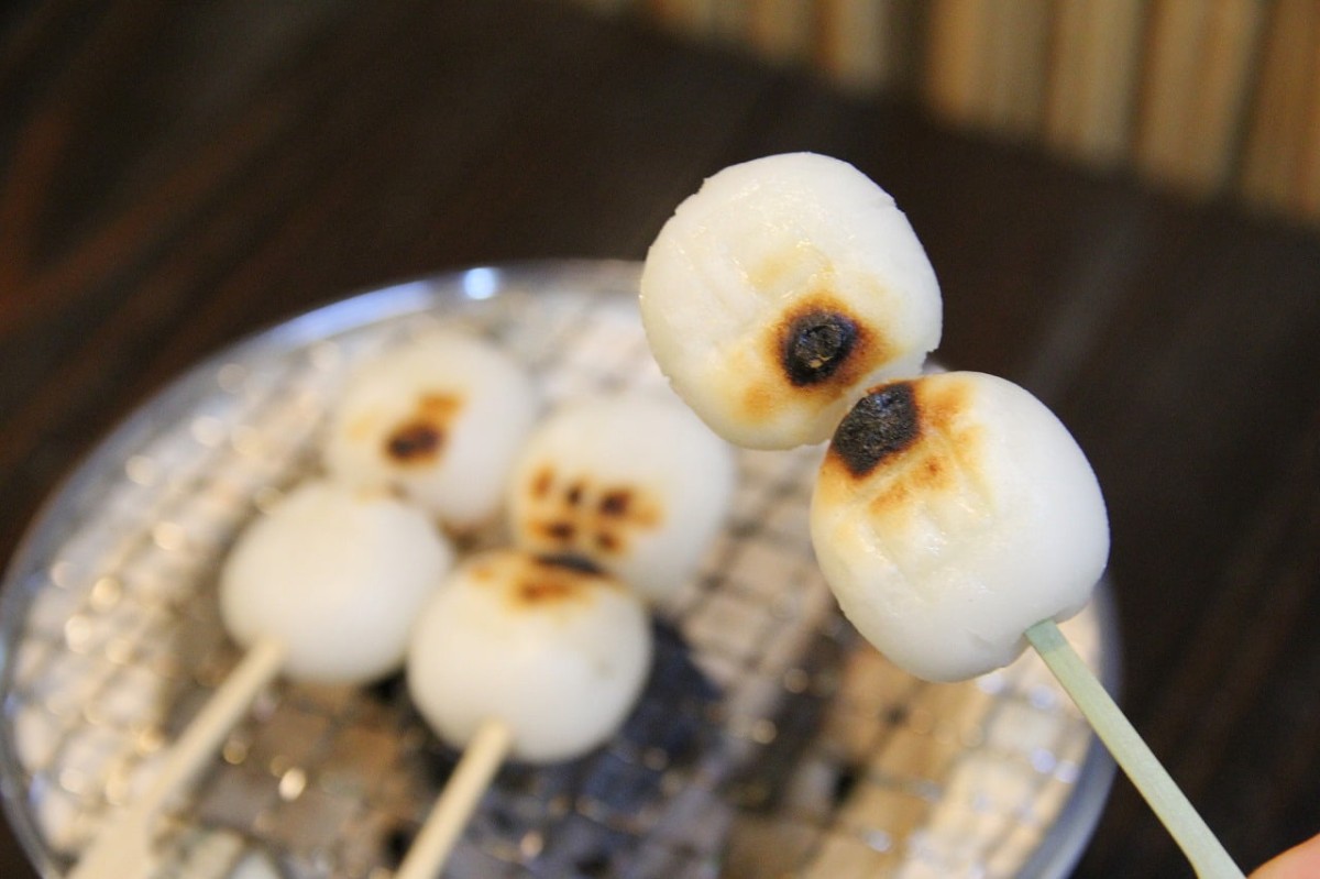鳥取県米子市にある『NAGACHA Café 1801』で販売している「炭火焼きだんご」