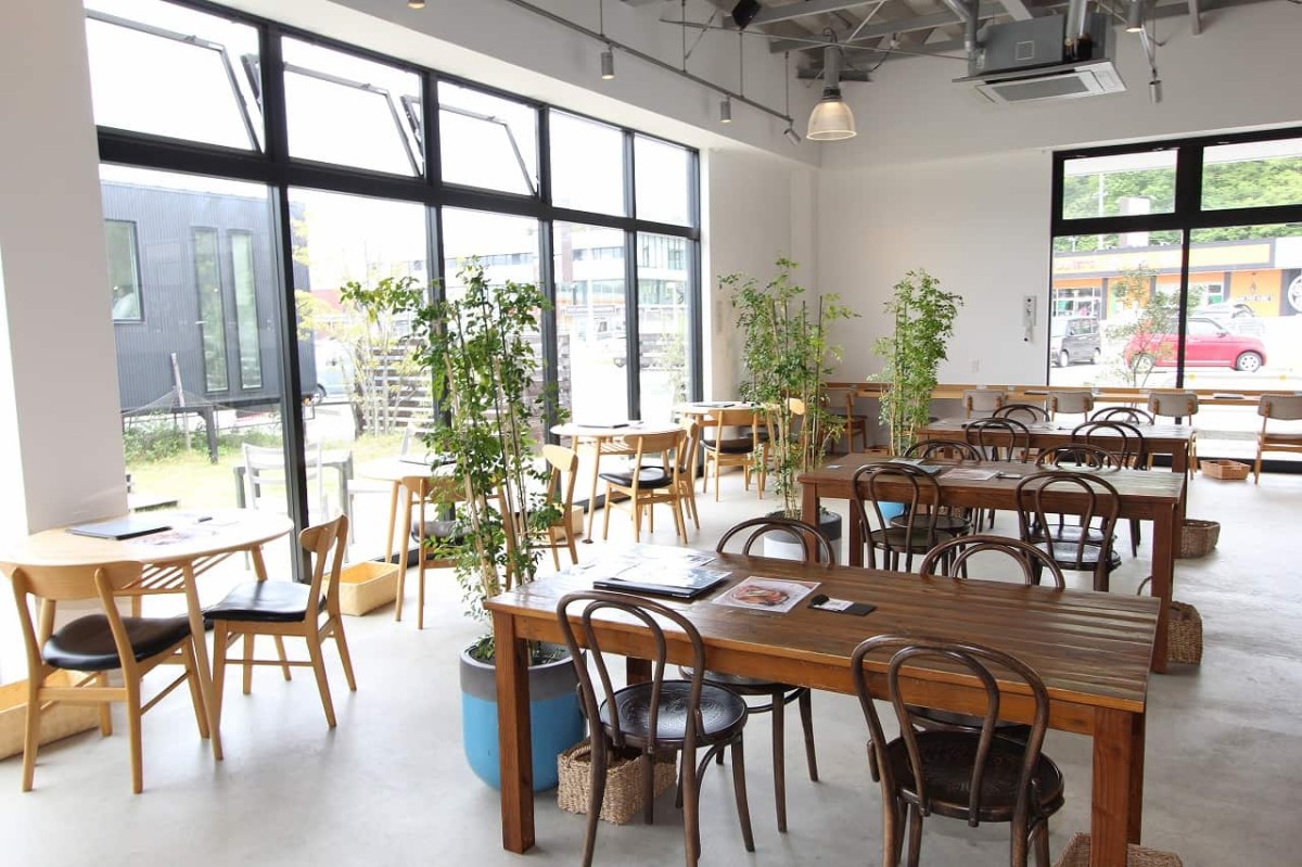 島根県松江市にある『CAFE TABLE HAUS』の店内