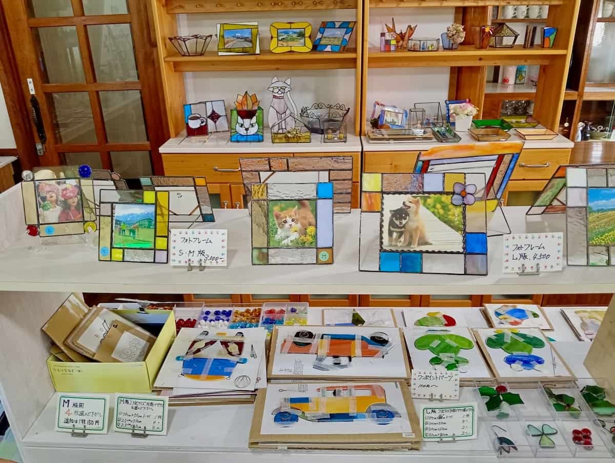 鳥取県西伯郡伯耆町にあるステンドグラス体験工房『Glassmate』の内観
