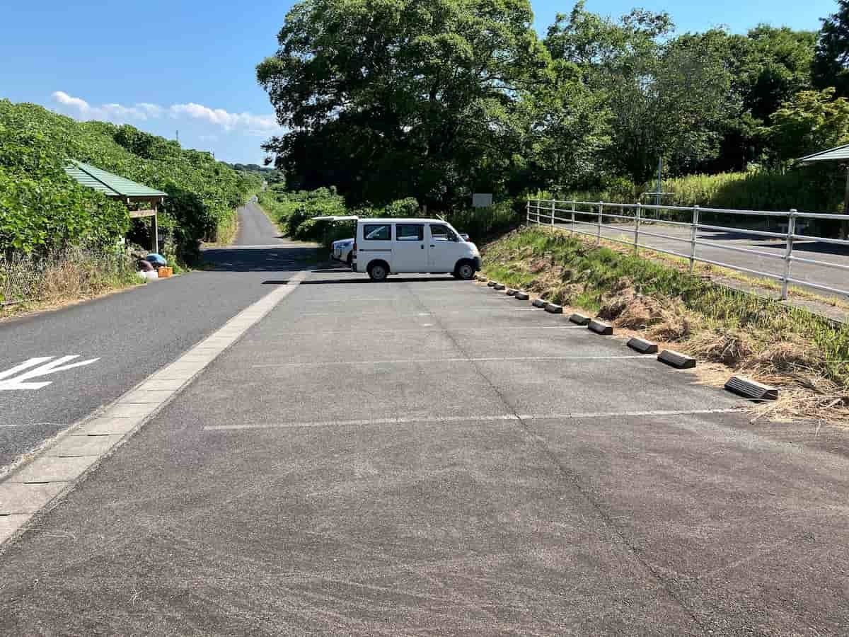 鳥取県米子市にある名水スポット「三輪山の清水（みわやまのしみず）」の駐車場