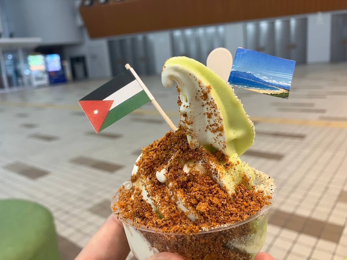 鳥取県境港市『みなとCUBE』で販売している「紅白砂ソフト」