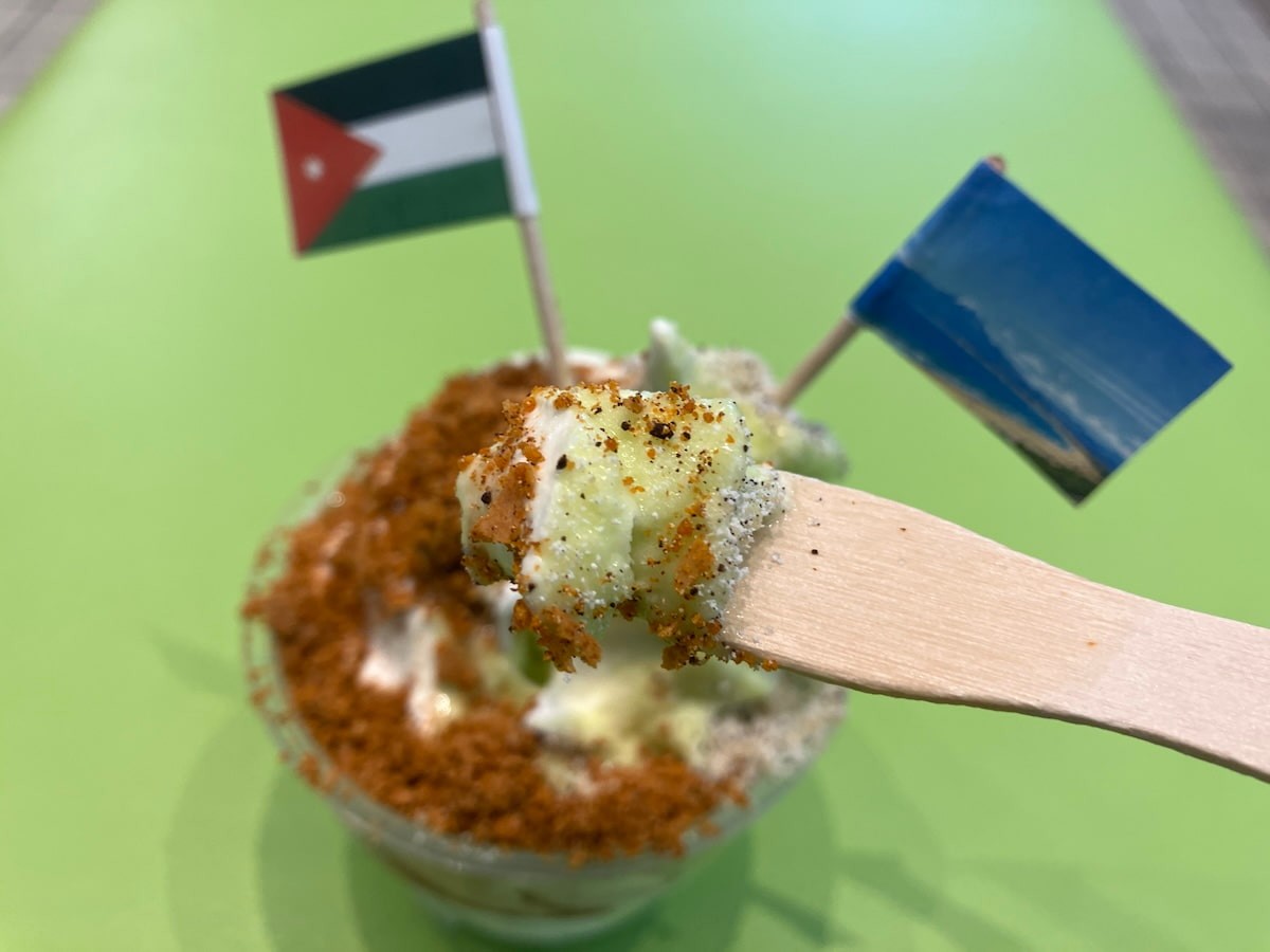 鳥取県境港市『みなとCUBE』で販売している「紅白砂ソフト」