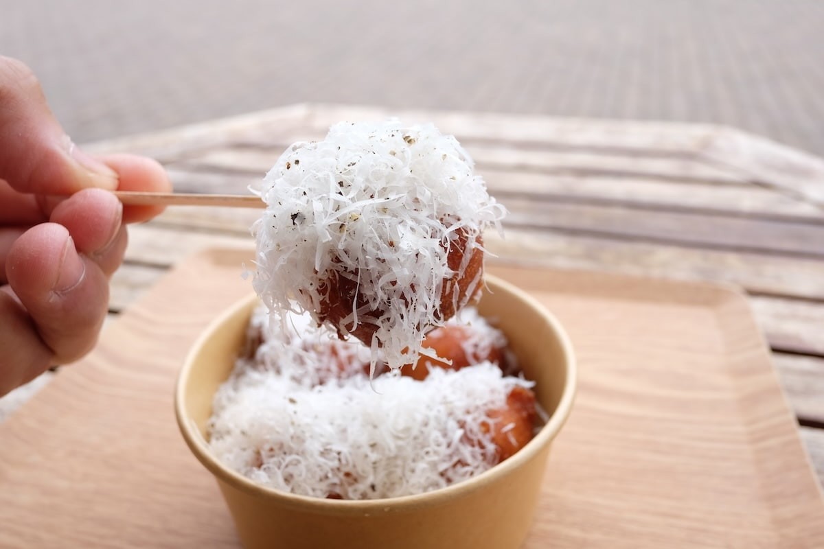 鳥取県伯耆町にあるグルメスポット『テラスザダイセン』の新テイクアウトメニュー「大山雪山ドーナツ」