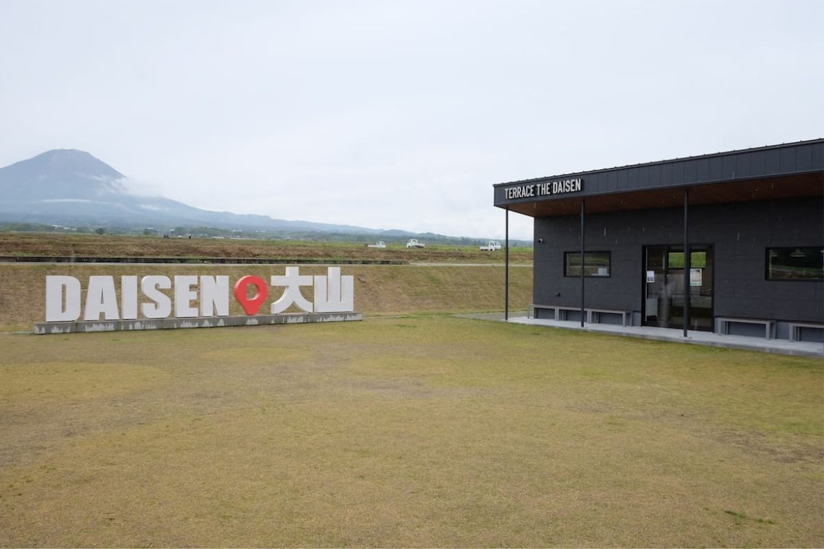 鳥取県伯耆町にあるグルメスポット『テラスザダイセン』のモニュメントと外観