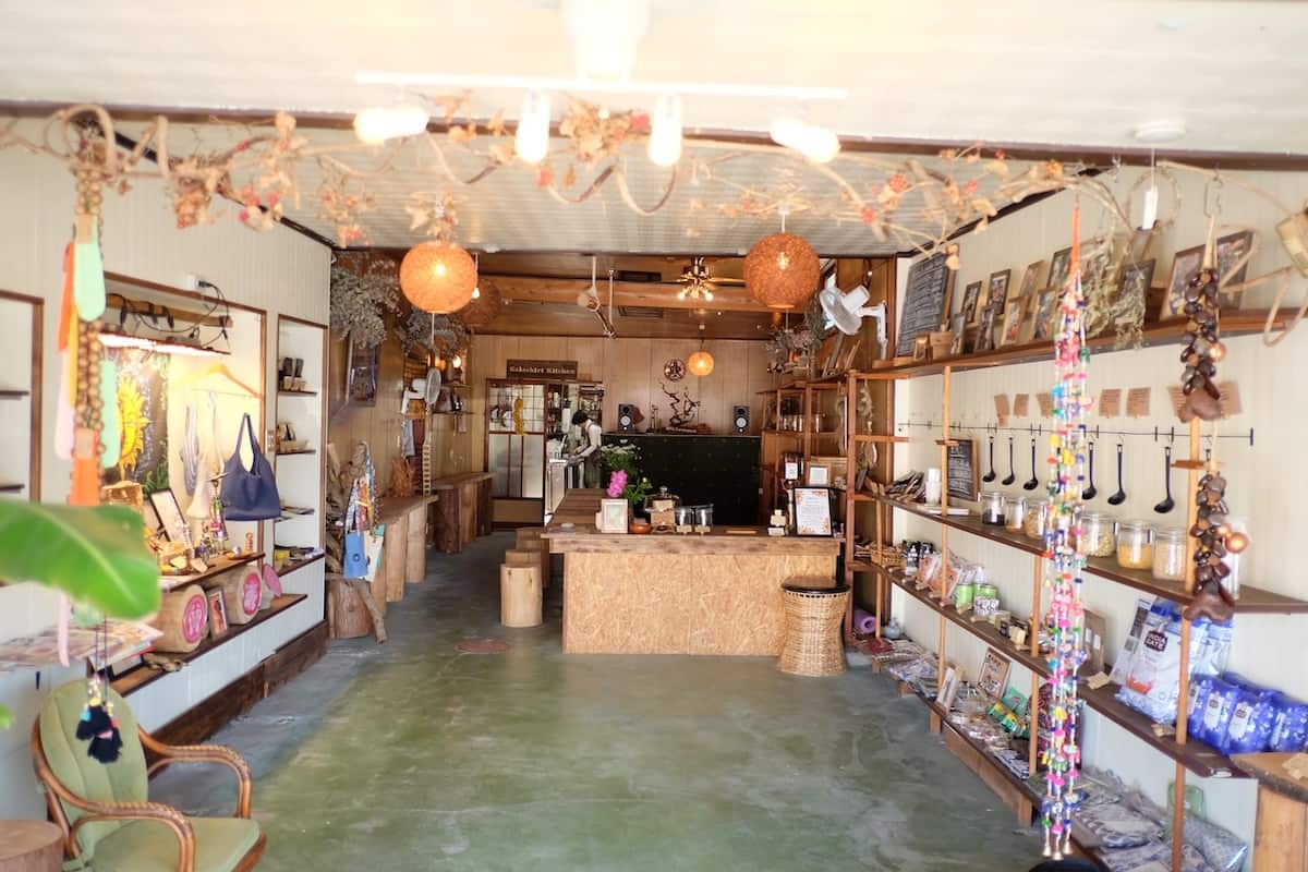 鳥取県米子市にあるインドカレー専門店『Galashirt market』の内観