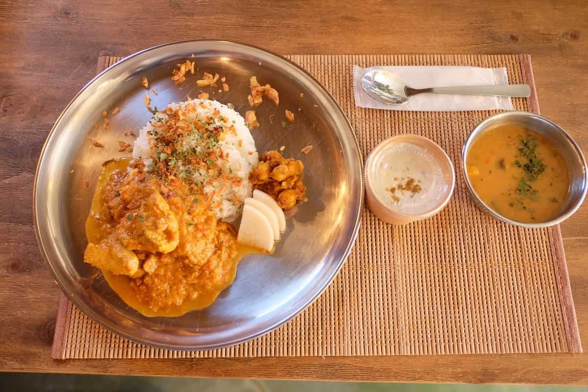鳥取県米子市にあるインドカレー専門店『Galashirt market』の「北インドスパイスチキンカリー」