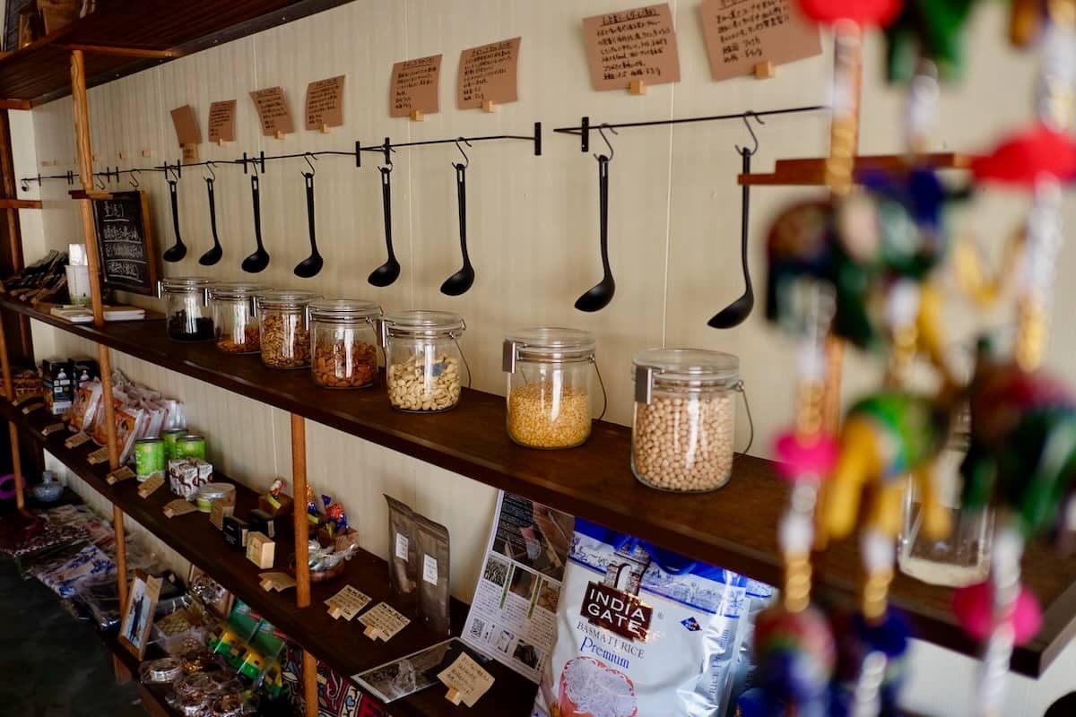 鳥取県米子市にあるインドカレー専門店『Galashirt market』の量り売りコーナー
