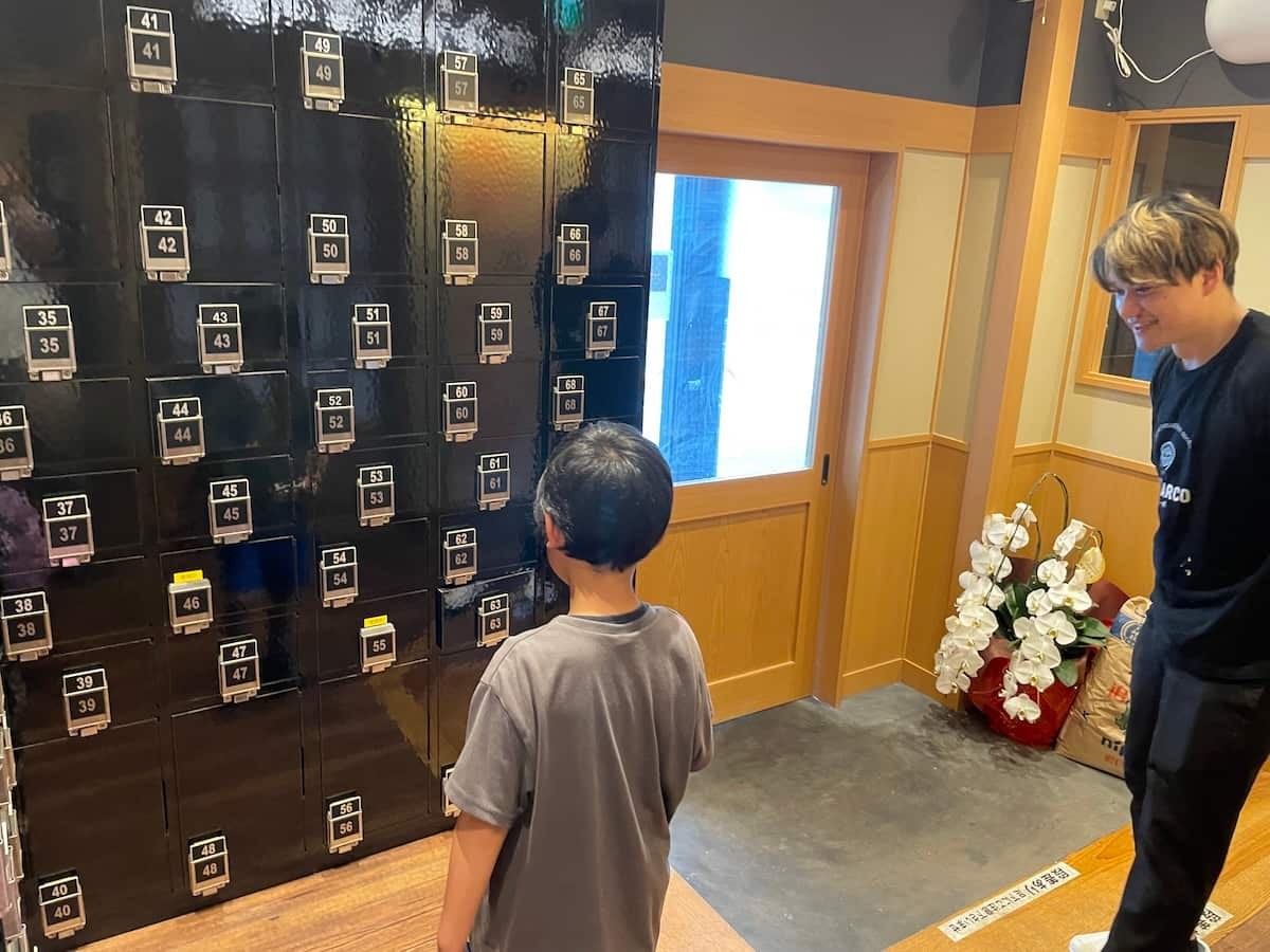 鳥取県境港市にあるうどん屋『うどんマルコ～hanare～』の下駄箱