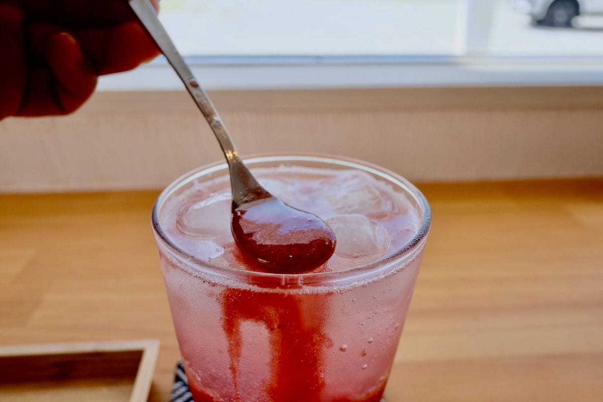 鳥取県境港市にあるカフェ『kielo（キエロ）』の「自家製フルーツシロップのソーダ割り」