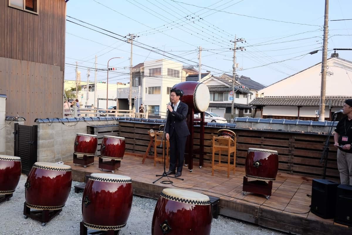 鳥取県米子市にある『KAMOGAWAリバーサイドテラス』で挨拶する米子市長