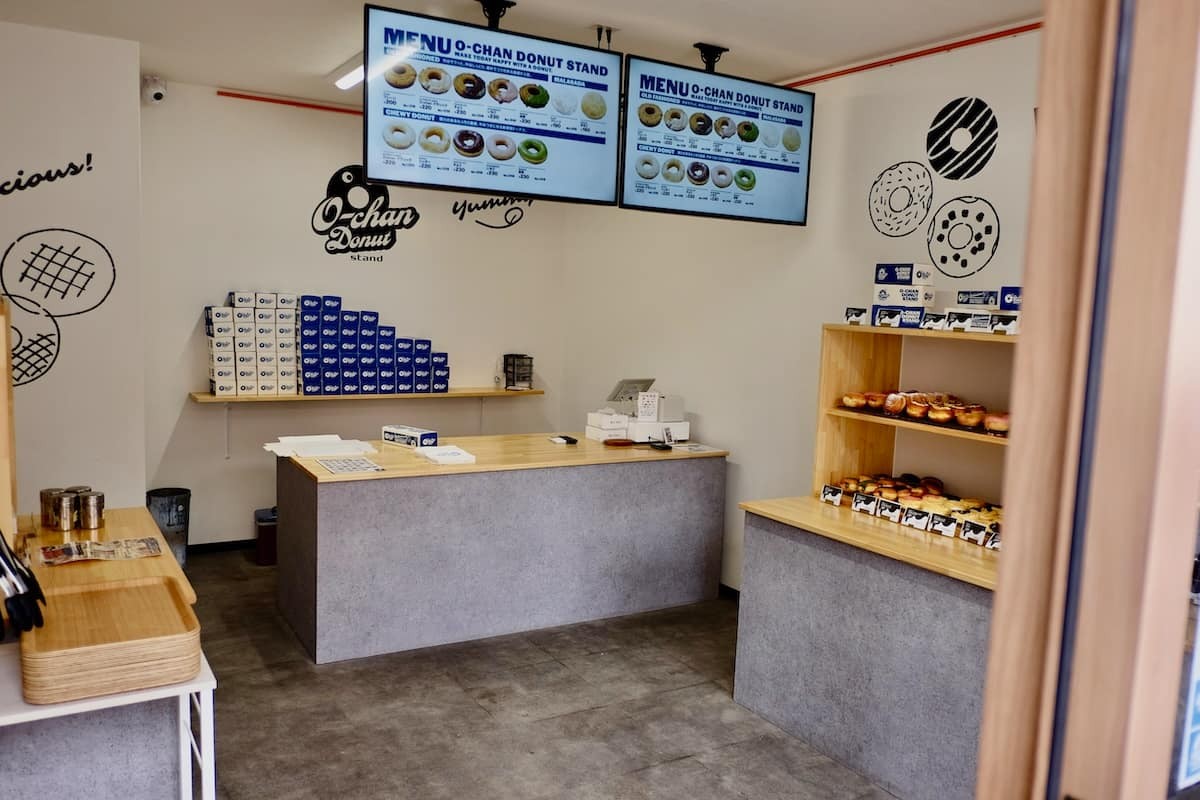 鳥取県米子市にあるドーナツ店『O-chan donut stand 米子店』の内観