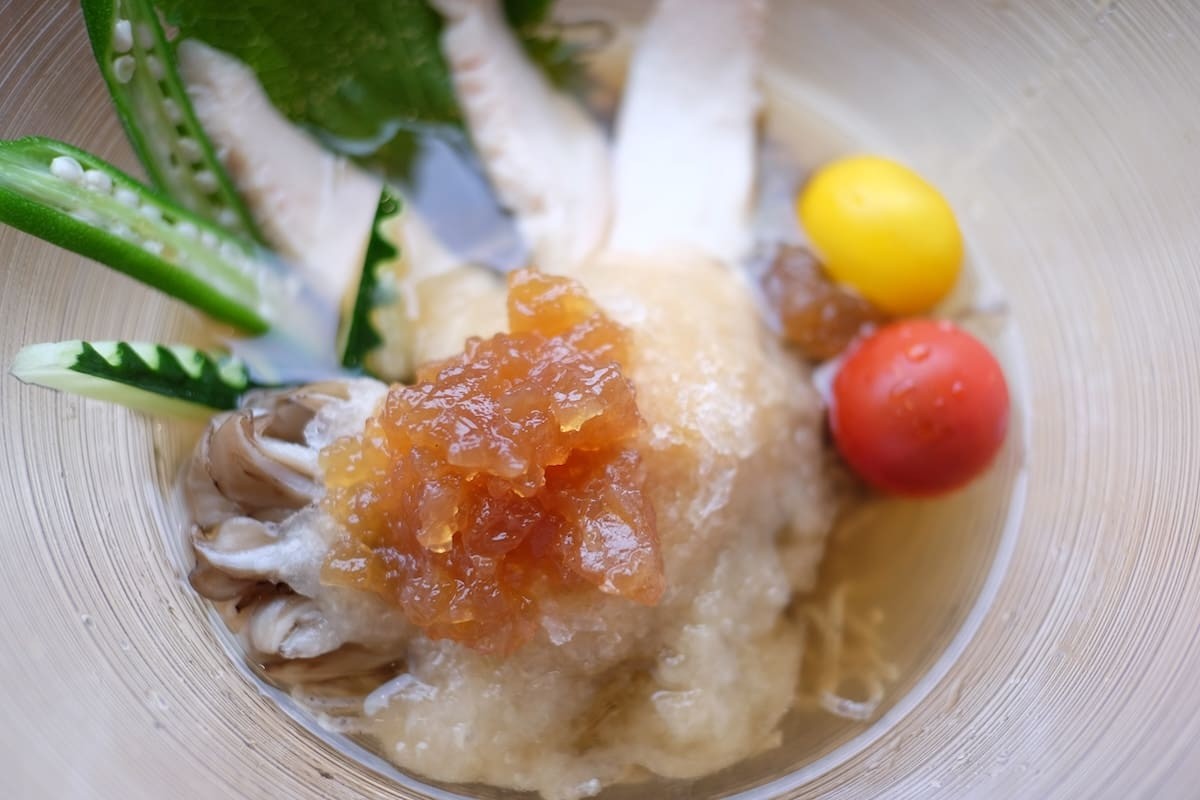 島根県松江市にあるそば屋『石臼挽き十割そば 雅月』の「白雪冷かけそば」