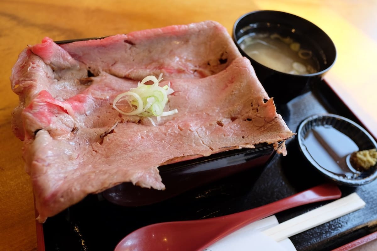 鳥取県米子市にあるラーメン店『肉ごっつぉらーめん』の「サーロインステーキ重」