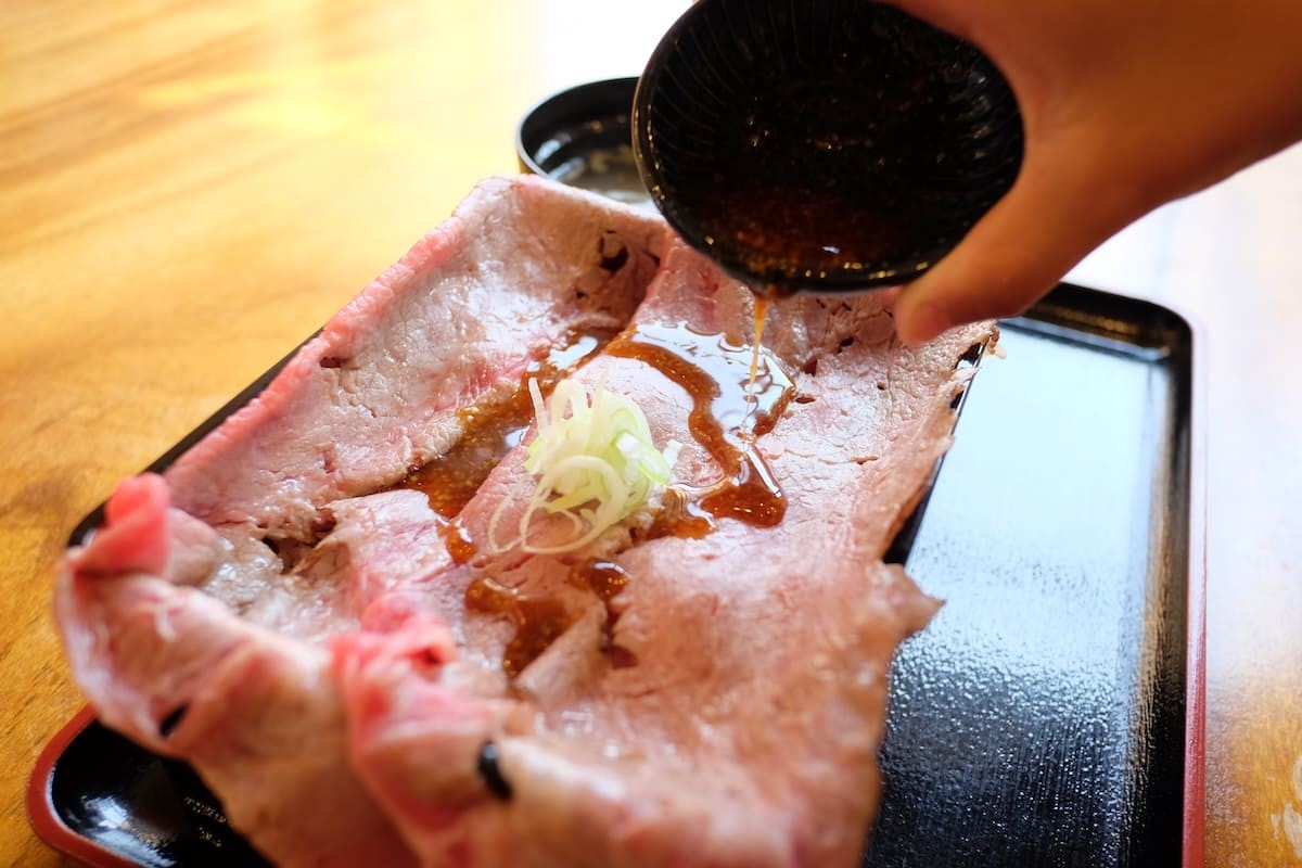 鳥取県米子市にあるラーメン店『肉ごっつぉらーめん』の「サーロインステーキ重」