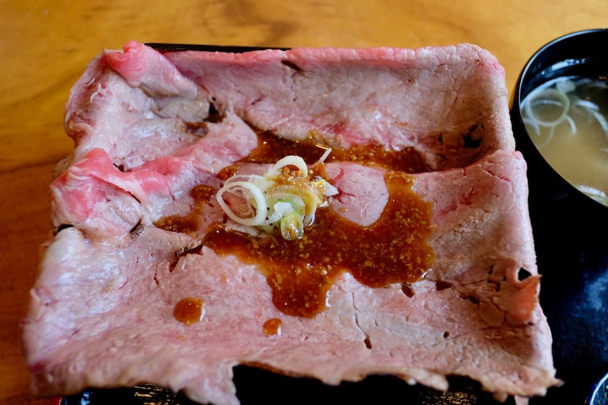 鳥取県米子市にあるラーメン店『肉ごっつぉらーめん』の「サーロインステーキ重」