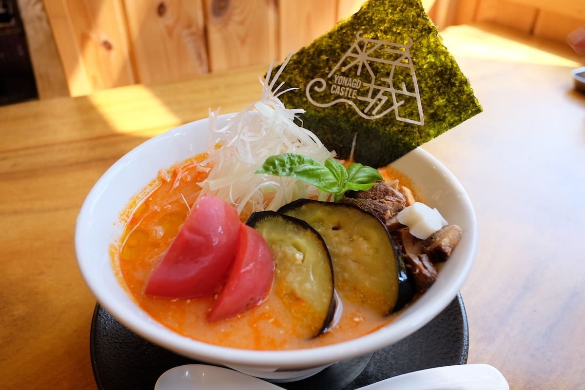 鳥取県米子市にあるラーメン店『肉ごっつぉらーめん』の「米子城らーめん」