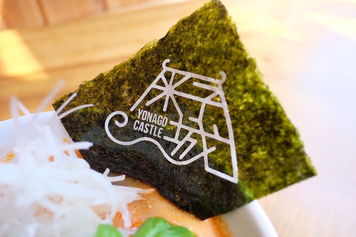 鳥取県米子市にあるラーメン店『肉ごっつぉらーめん』の「米子城らーめん」