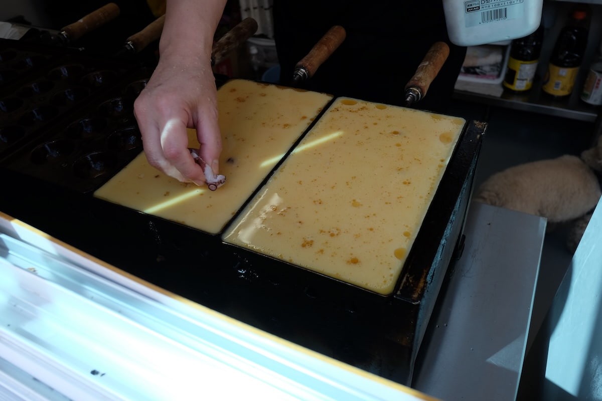 鳥取県米子市にある『明石焼きコテコテ』の調理風景