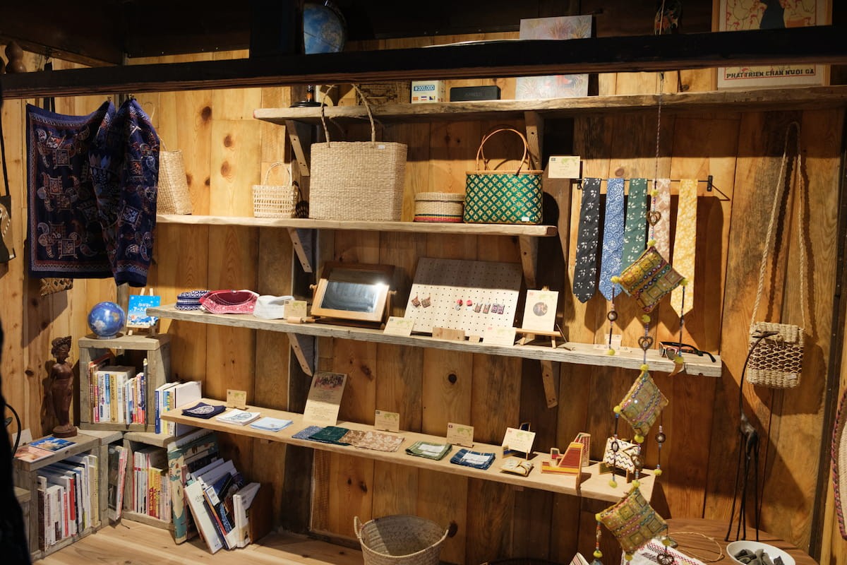 島根県邑南町『世界の手仕事屋HINUITO』の店内