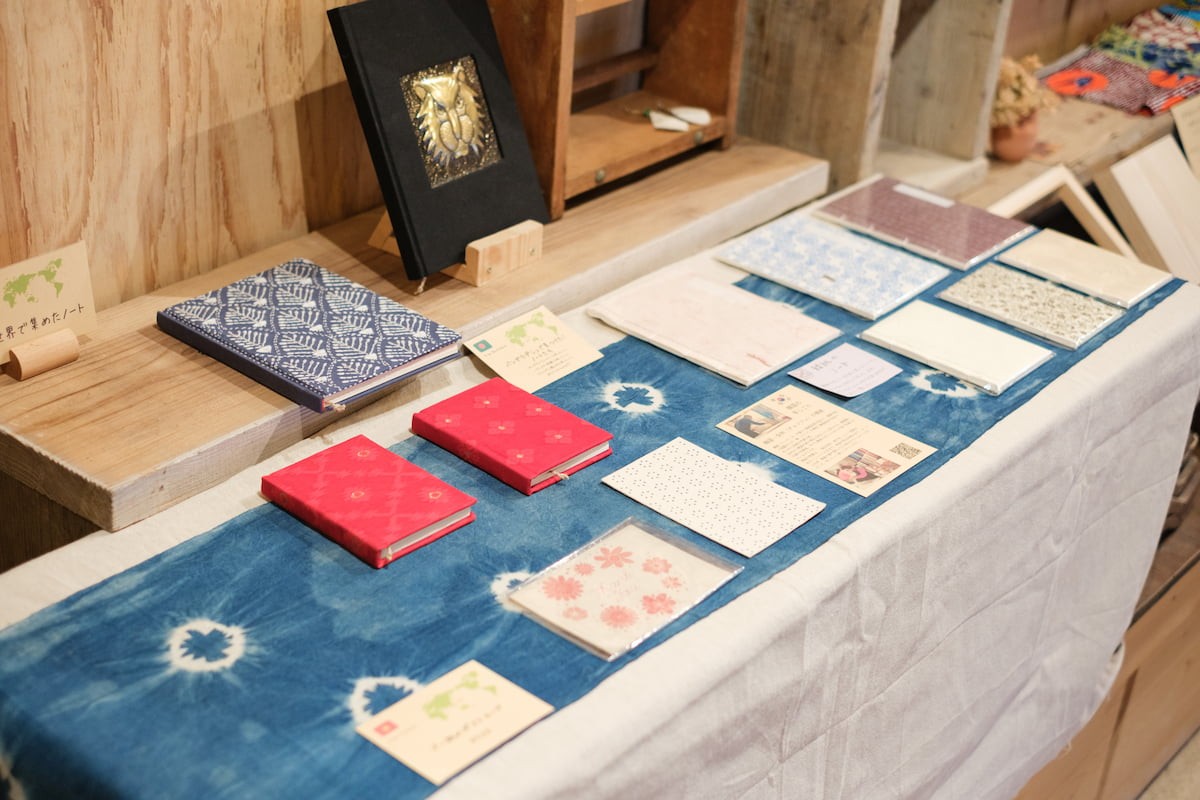 島根県邑南町『世界の手仕事屋HINUITO』に並ぶ商品