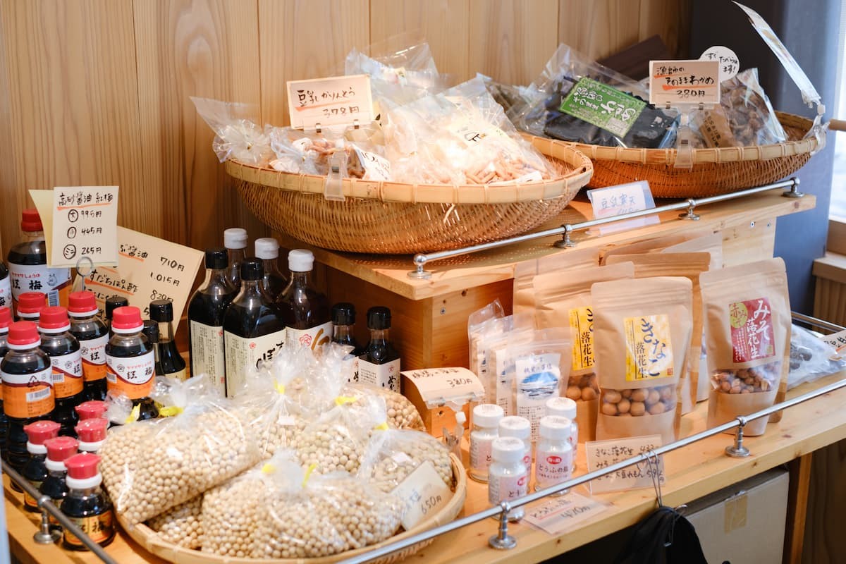 島根県出雲市平田町の豆腐店の直売所『だいず村』で販売している大豆製品