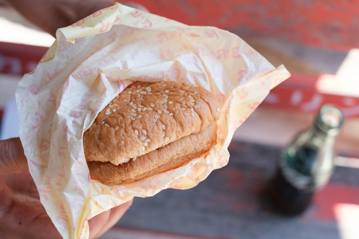 海士町のハンバーガー自販機で買ったチーズバーガー