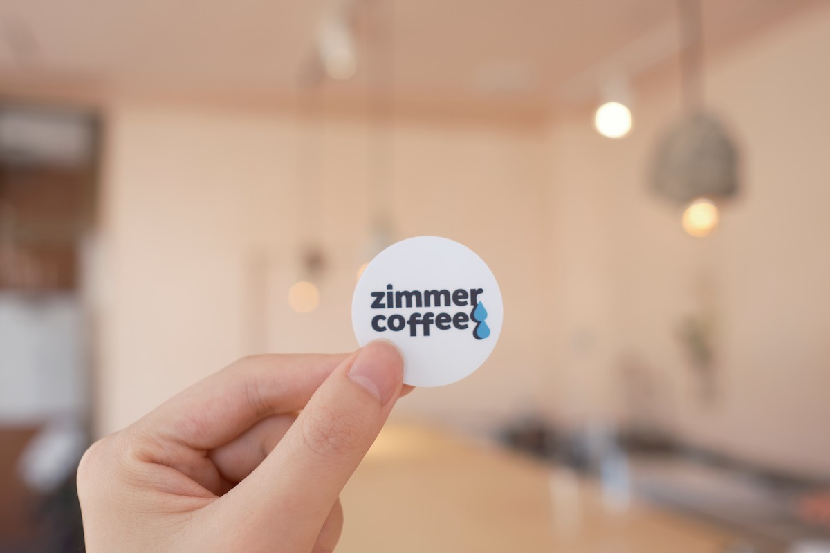 松江市天神町にオープンしたカフェ『zimmer coffee（ツィマーコーヒー）』のステッカー