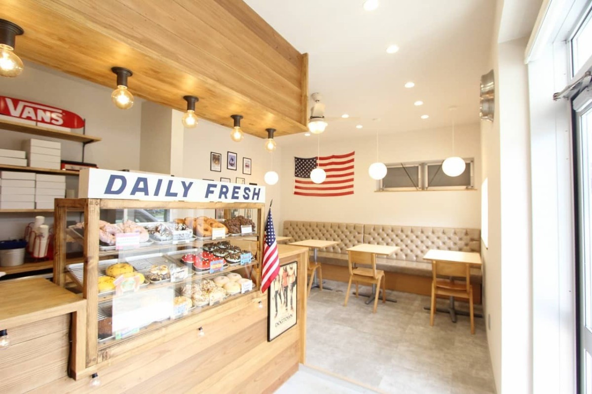 島根県隠岐の島町にあるドーナツ店『ベイクハウスベンチ』の内観