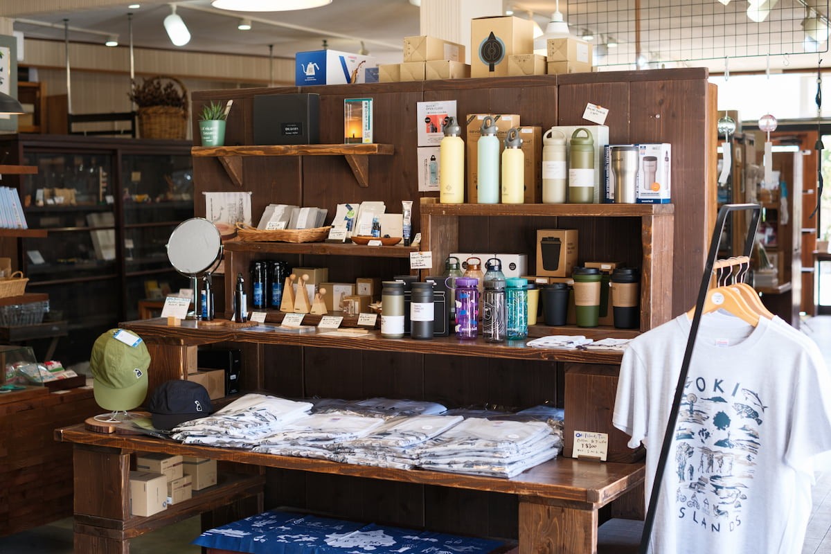 島根県隠岐の島町にある雑貨店『京見屋分店』の内観