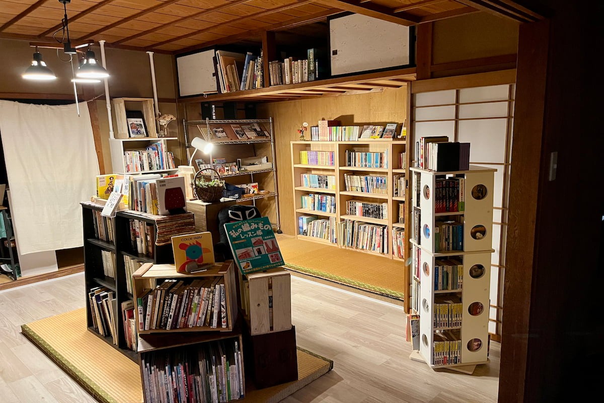 島根県出雲市の古書店『書堂しろへび』の店内