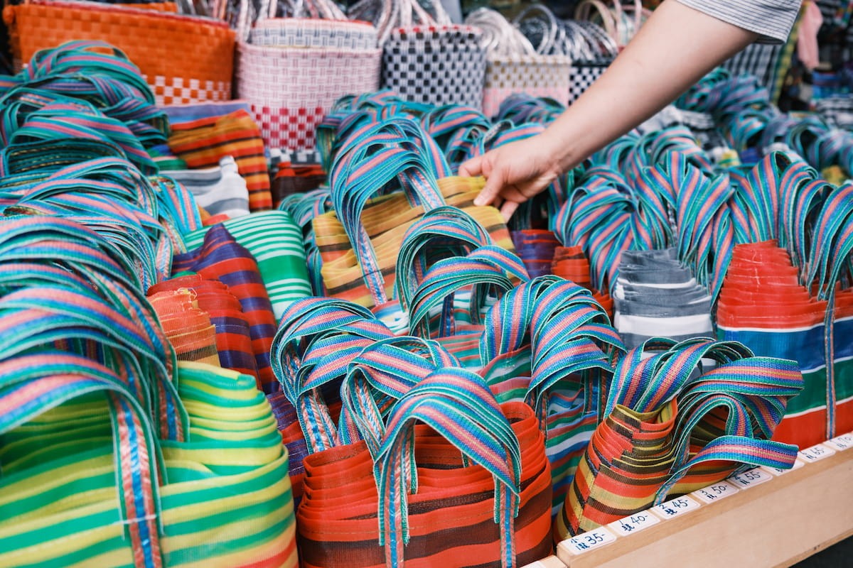 台湾の問屋街「迪化街」にある『高建桶店』に並ぶ漁師網バッグ