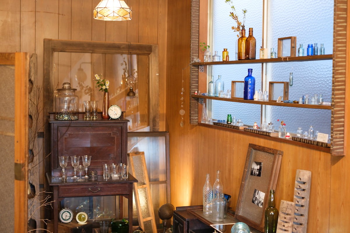 島根県安来市の古道具と昭和ガラスの工房兼ショップ『びいだま舎』の店内