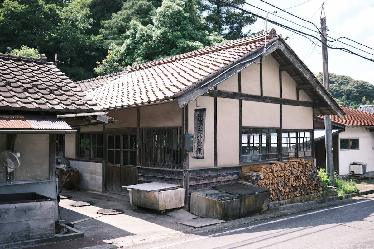 松江市八雲町にある『旧出雲民藝紙館』