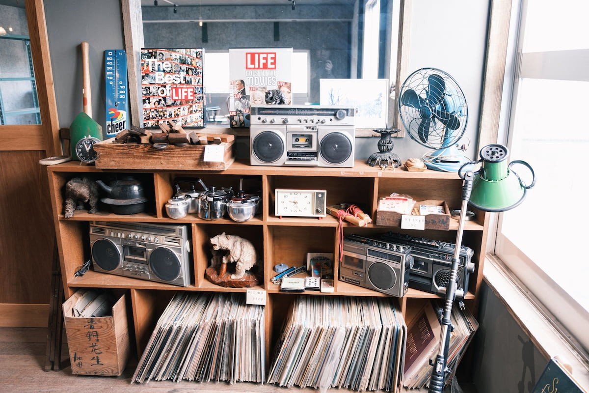 島根県松江市の古道具店『フラットスタイル』に並ぶ商品