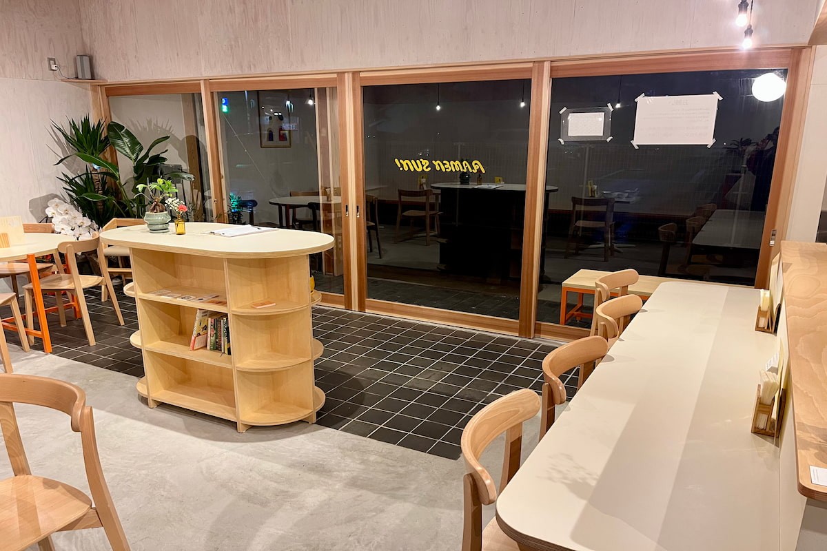 島根県出雲市のラーメン店『RAMEN SUN!』の店内