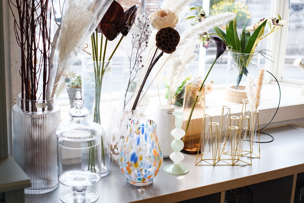 島根県松江市のフラワーショップ『ルシェノン』に並ぶ花瓶