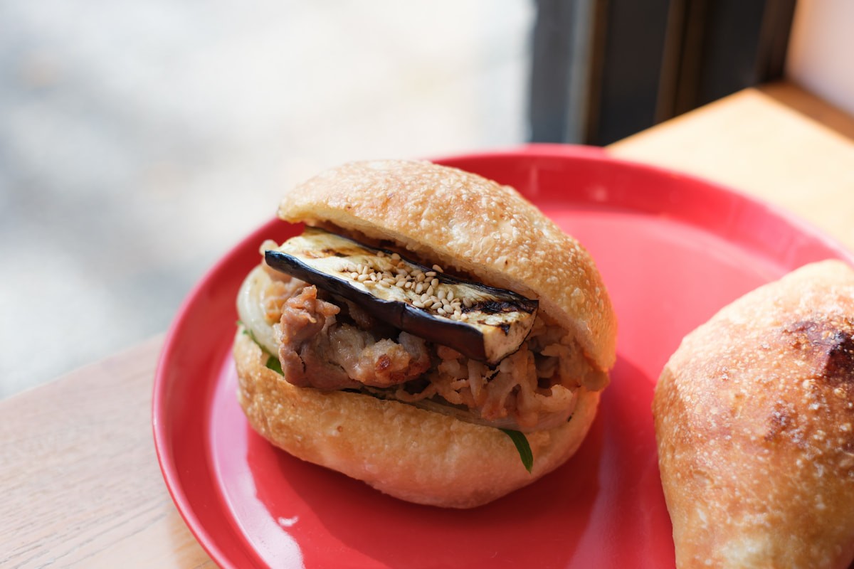 島根県松江市のパン屋『pilvi』の「豚みそグリル野菜のフォカッチャサンド」