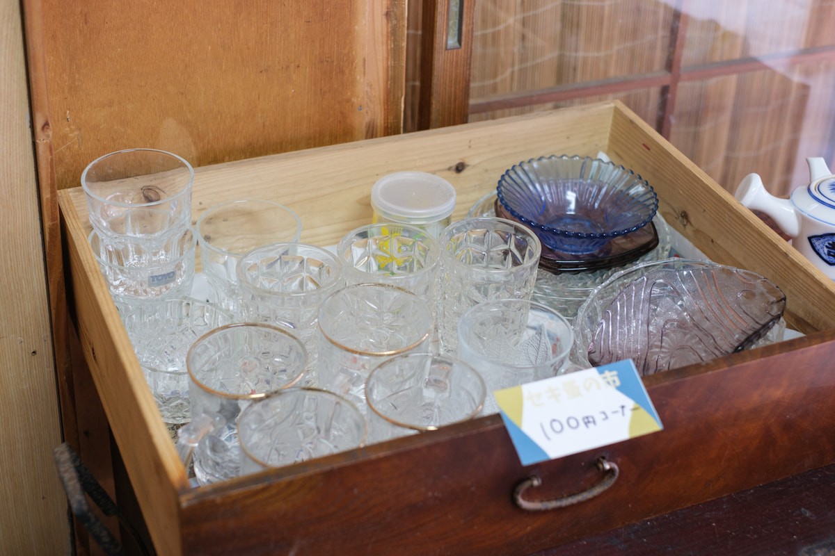 島根県松江市美保関町にある「無人蚤の市」に並ぶ食器