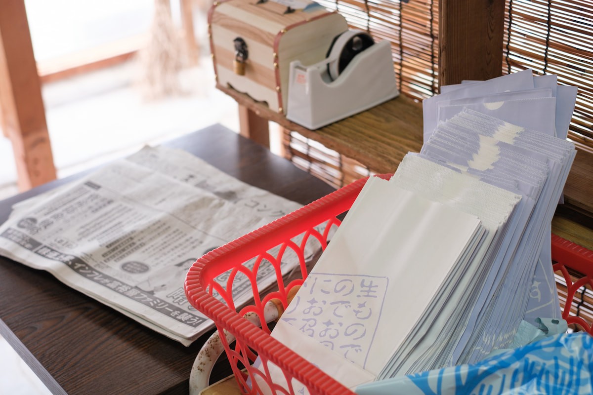 島根県松江市美保関町にある「無人蚤の市」に用意されている新聞と袋