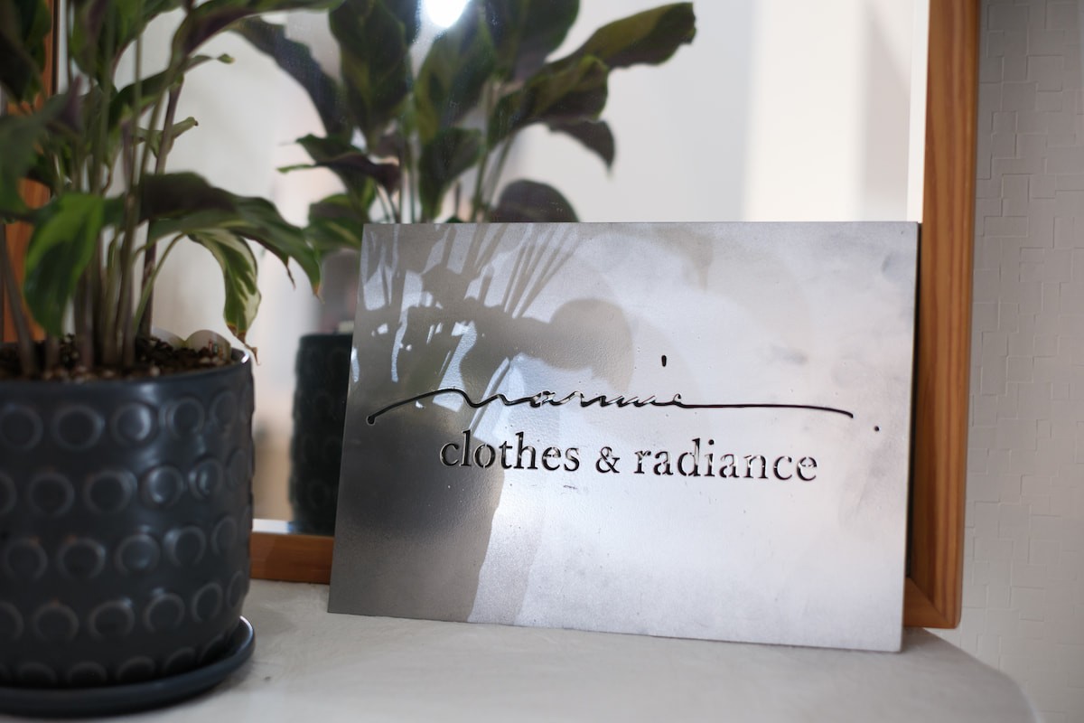 島根県松江市のアパレルショップ『warmie. clothes &amp; radience』の看板
