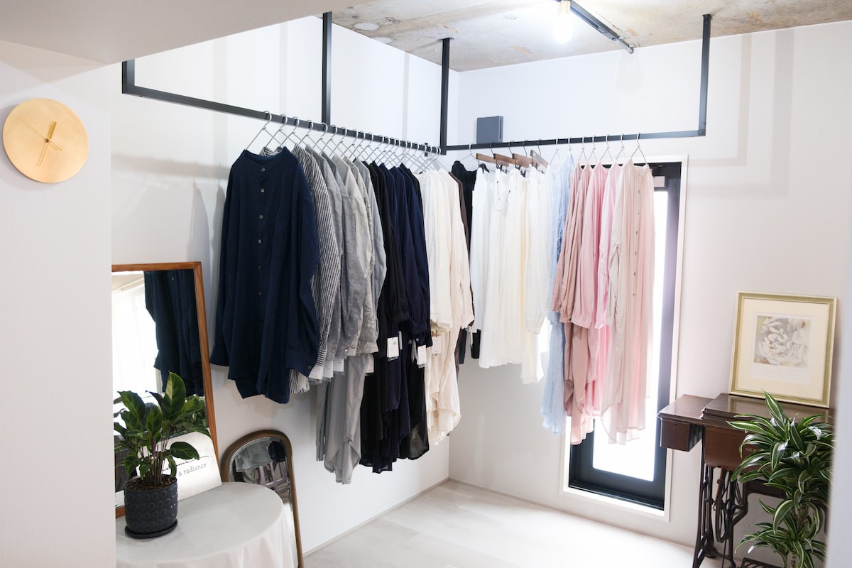 島根県松江市のアパレルショップ『warmie. clothes &amp; radience』の店内