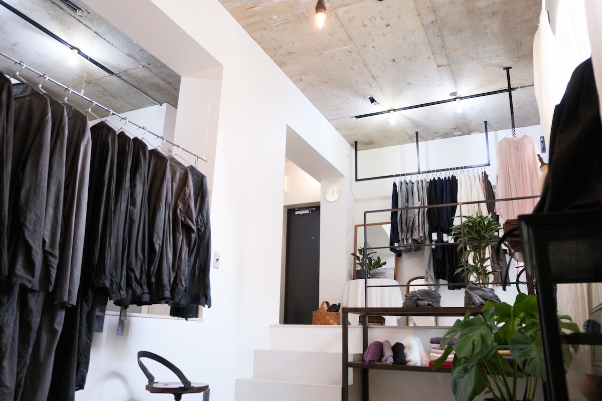 島根県松江市のアパレルショップ『warmie. clothes &amp; radience』の店内