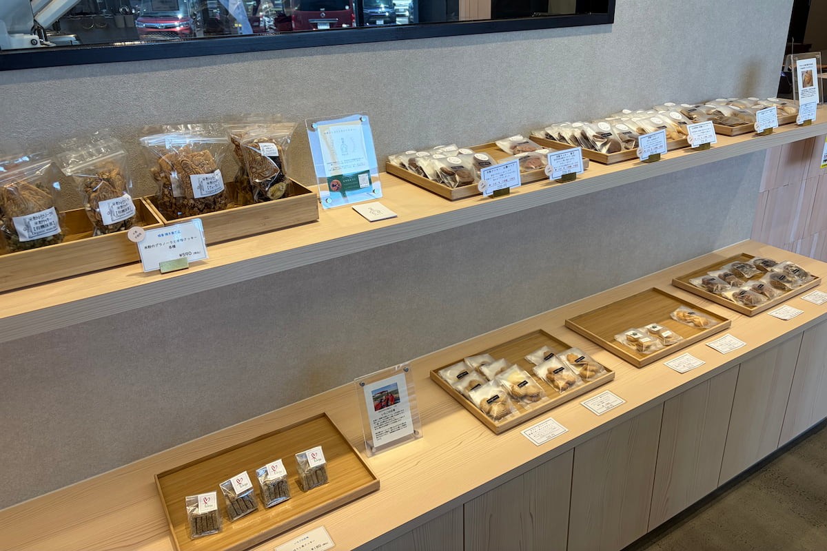鳥取県日吉津村のアンテナショップ『ひえづマルシェ』の商品棚