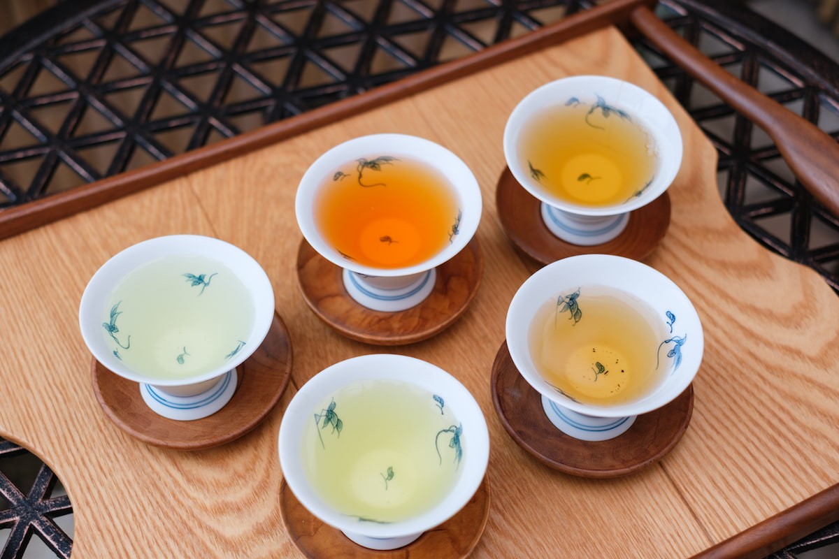 島根県松江市のお茶屋『宝箱』でのお茶飲み比べの様子