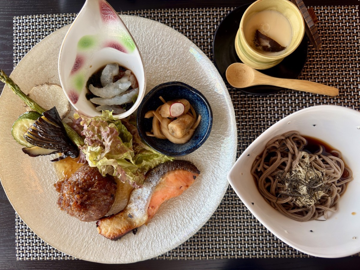 鳥取県米子市の海鮮炉端料理のお店『ロバコ』の「特製プレートランチ」