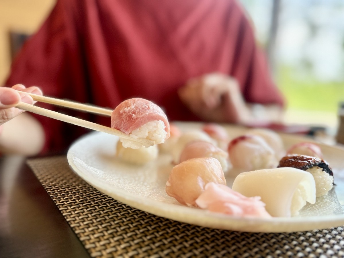 鳥取県米子市の海鮮炉端料理のお店『ロバコ』の「手毬寿司セット」