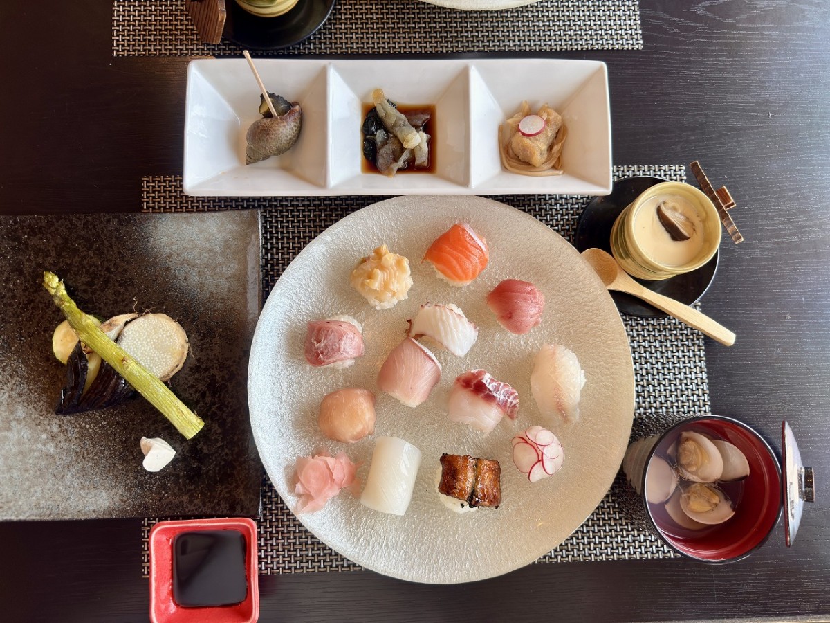 鳥取県米子市の海鮮炉端料理のお店『ロバコ』の「手毬寿司セット」