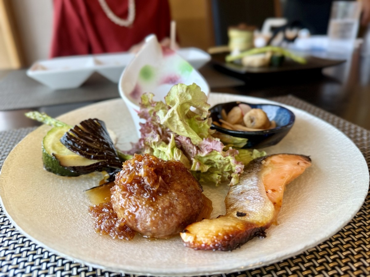 鳥取県米子市の海鮮炉端料理のお店『ロバコ』の「特製プレートランチ」