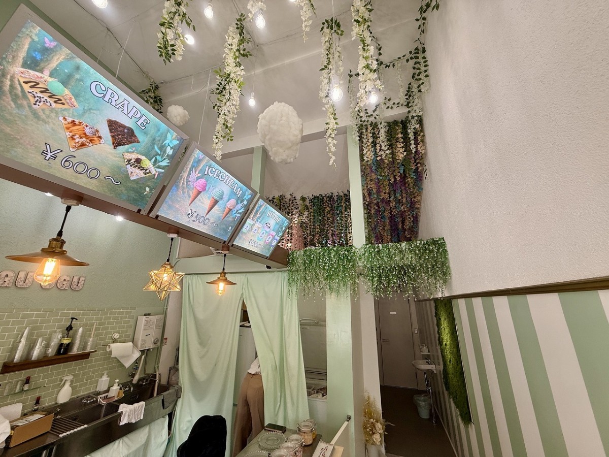 境港市・水木しげるロード内のアイスクリーム専門店『OGUOGU境港店』の店内