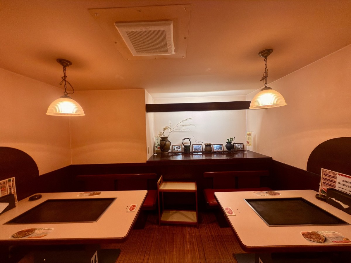 鳥取県琴浦町にあるお好み焼き店『風の街 東伯店』の店内